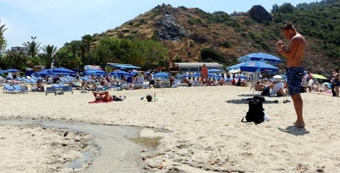 Mavi bayraklı plajda kurtçuk kaynıyor