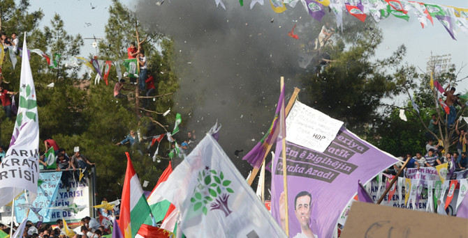 HDP mitinginde patlama: 2 ölü