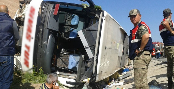 Yolcu otobüsü devrildi: 25 yaralı