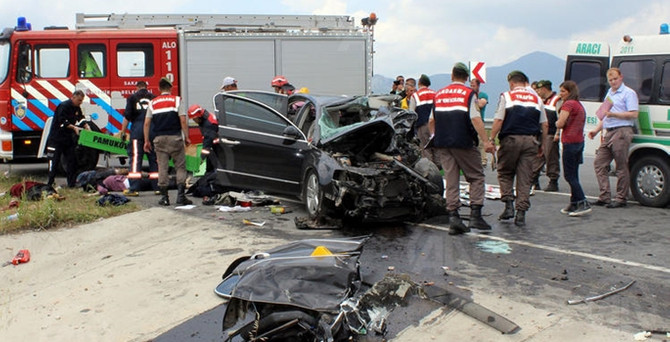 Otomobil, TIR ile çarpıştı: 1'i çocuk 5 ölü