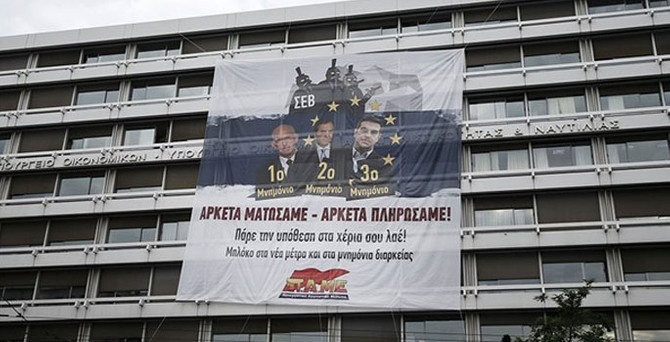 Komünistler bakanlığı bastı