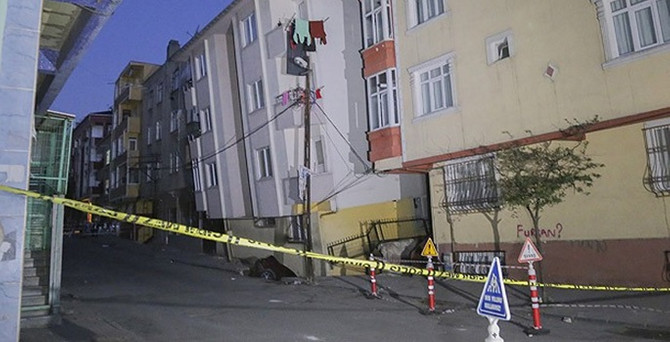 Gaziosmanpaşa'da 5 katlı bina yan yattı