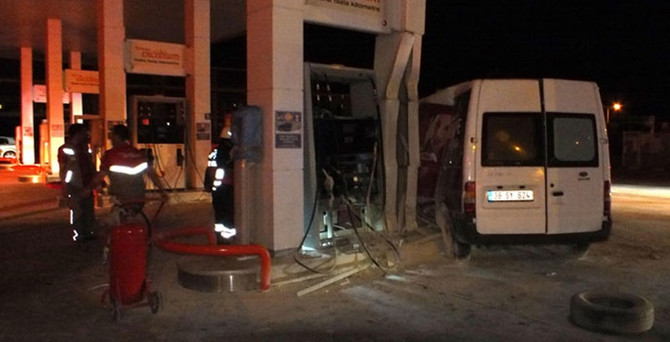 Faciaya kıl payı: Minibüs akaryakıt istasyonuna daldı