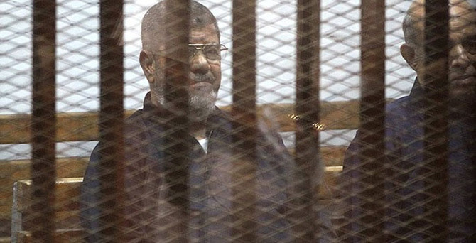 Mursi'ye önce müebbet, sonra da idam cezası