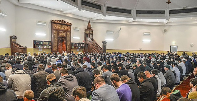 Müslümanlar ilk teravih namazını kıldı
