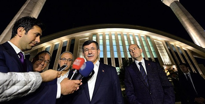Başbakan Davutoğlu teravih namazı kıldı