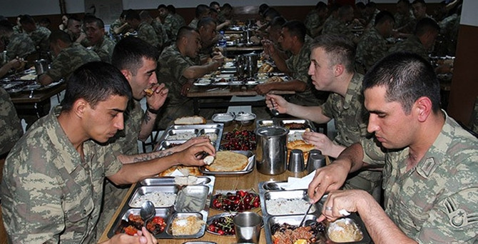 Sınırda Mehmetçik ilk iftarını açtı
