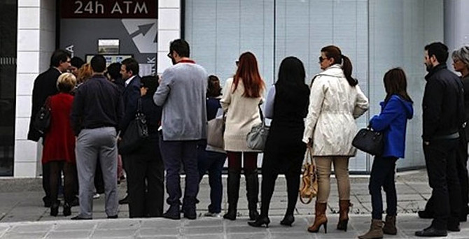Yunanistan'da 2 milyar euroluk mevduat çıkışı