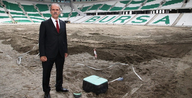 Timsah Arena’da çimler seriliyor