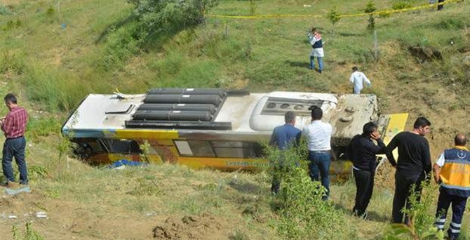 Belediye otobüsü devrildi: 2 ölü, 16 yaralı