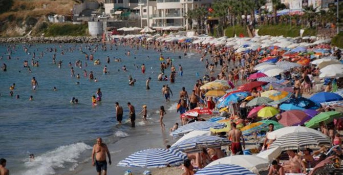 Kuşadası'nda sahile akın başladı