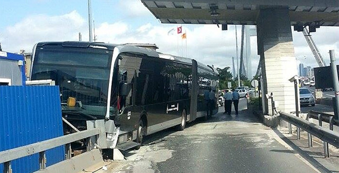 Metrobüs köprü gişelerine çarptı