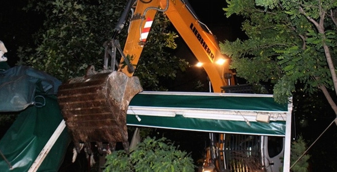 Karaköy'de kaçak iş yerleri yıkıldı