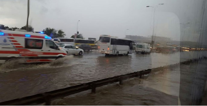 E-5 göle döndü, trafik kapandı