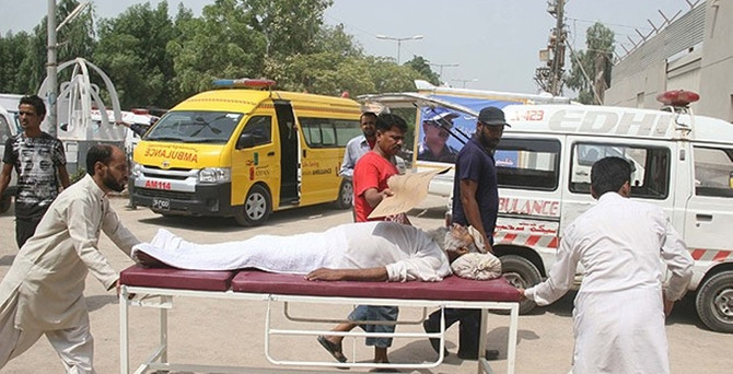 Pakistan'da sıcaklar 600 can aldı