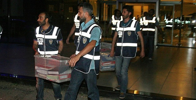 İzmir'deki operasyonda 200 klasöre el konuldu