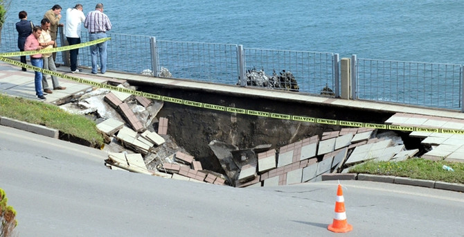 Zonguldak'ta sahil yolu çöktü