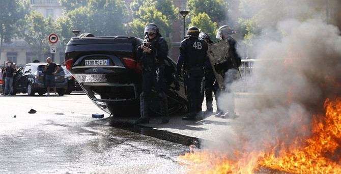 Taksiciler Paris'i fena karıştırdı