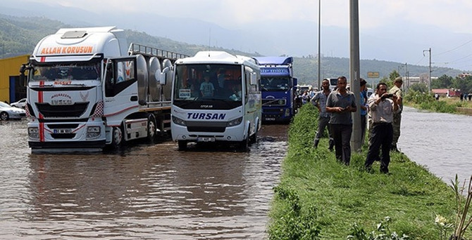 Hatay'da sağanak heyelana neden oldu