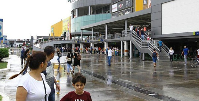 AVM deposunun çatısı çöktü: 2 yaralı
