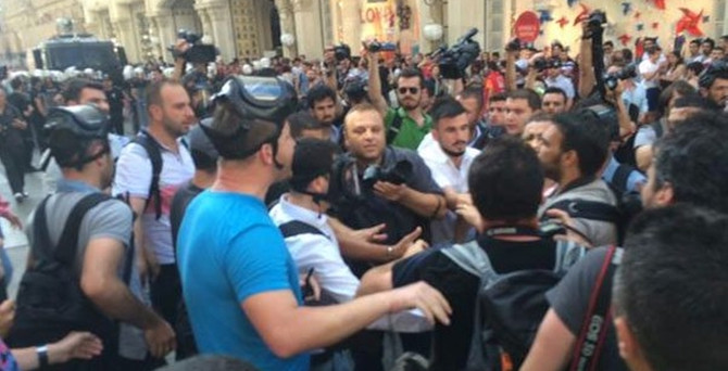 Taksim'de 'Onur Yürüyüşü'ne polis müdahalesi