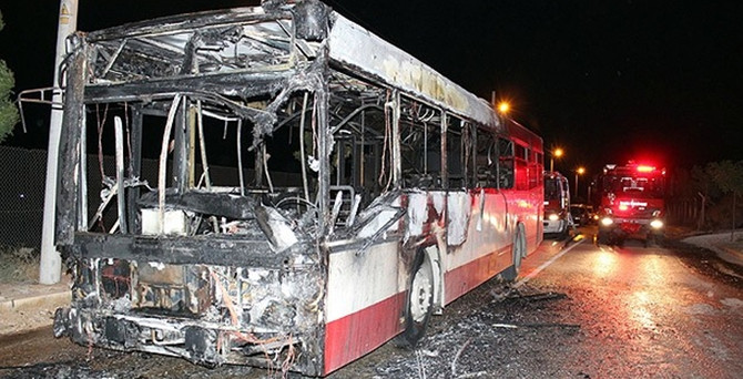 İzmir'de belediye otobüsü kundaklandı