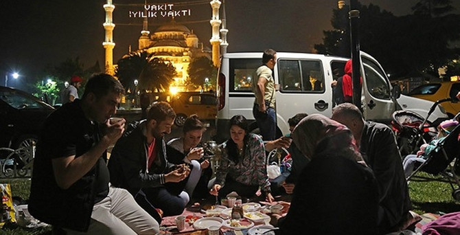 Sultanahmet'te sahura yoğun ilgi