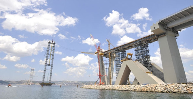 Mega projenin 'en ağır' parçası kaldırılmaya başlandı