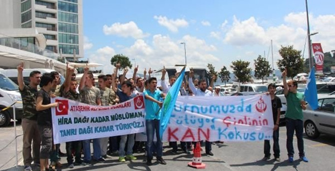 Çin Konsolosluğu önünde 'Urumçi' protestosu