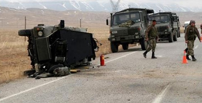 Askeri araç devrildi: 1 asker şehit