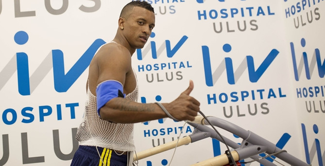 Luis Nani, imzayı atıyor
