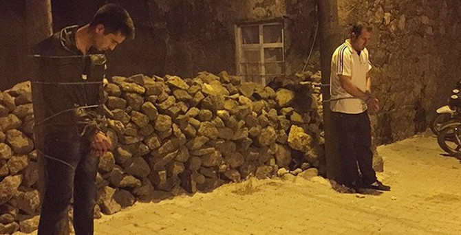 İnsan kaçakçılarını direğe bağladılar