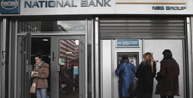 Yunan bankaları batmanın eşiğinde