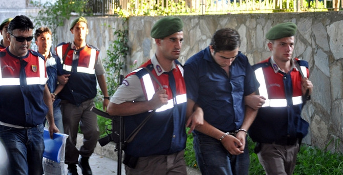 İnsan kaçakçılığı operasyonunda 1 polis gözaltında
