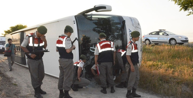 Yolcu otobüsü şarampole devrildi