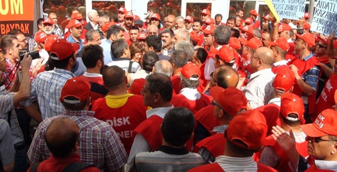 DİSK'te 'çaycı kadın' arbedesi
