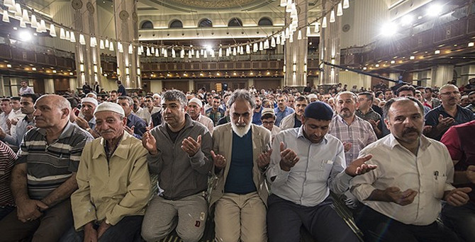 Kadir Gecesi'nde camiler doldu taştı
