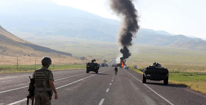 Teröristler yol kesti