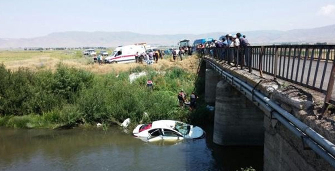 Otomobil Karasu Nehri'ne uçtu: 6 ölü