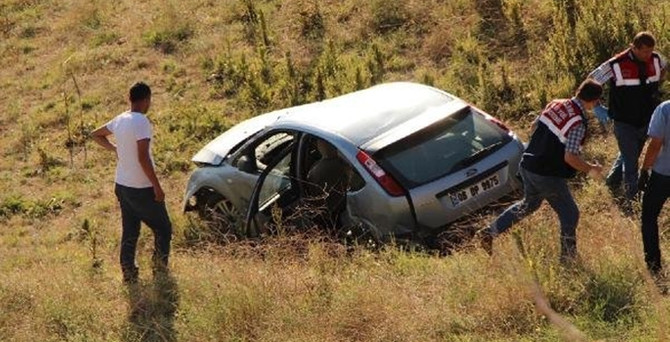 Otomobil şarampole yuvarlandı: 2 ölü