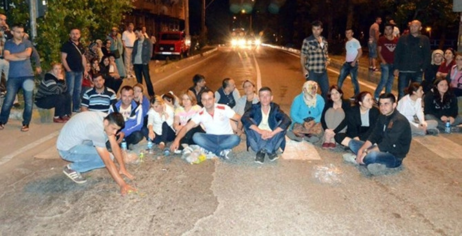 Mahalle sakinleri kızdı, yol kapattılar