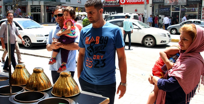 İranlı turistler Van'a "can suyu" oldu