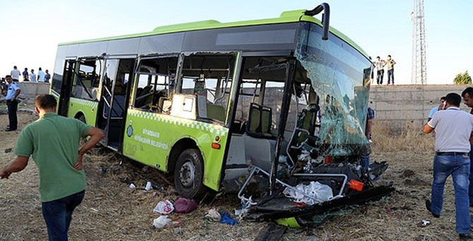 Halk otobüsü kaza yaptı: 1 ölü, 60 yaralı