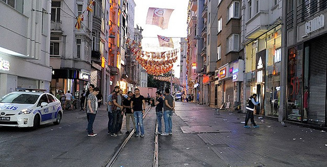 İstiklal'de silahlı kavga: 1'i turist 5 yaralı