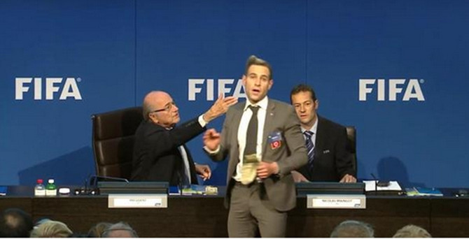FIFA Başkanı Blatter'e dolarlı protesto