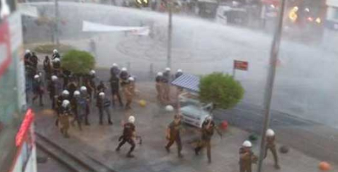 Kadıköy'de Suruç protestosuna müdahale
