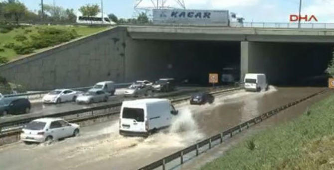 TEM'i su bastı, trafik kilitlendi