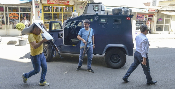 Diyarbakır'da polise saldırı: 1 şehit