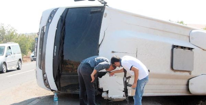 Çevik Kuvvet otobüsü devrildi: 4 yaralı