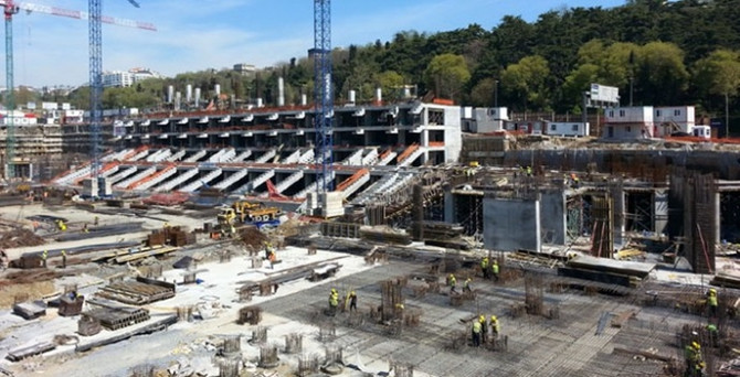Vodafone Arena'da çatı iskelesi çöktü!